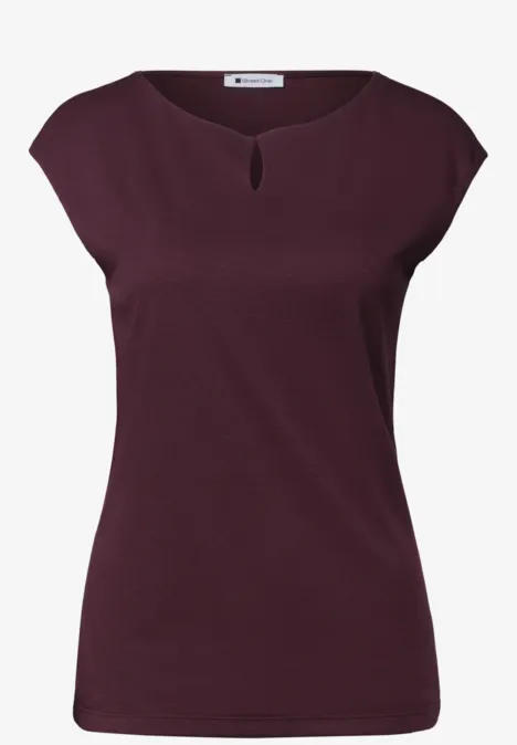 Shirt met afhangende schouders en uitsnijding rustic rouge Een mouwloos damestopje in bordeauxrood met een kleine druppeluitsnijding