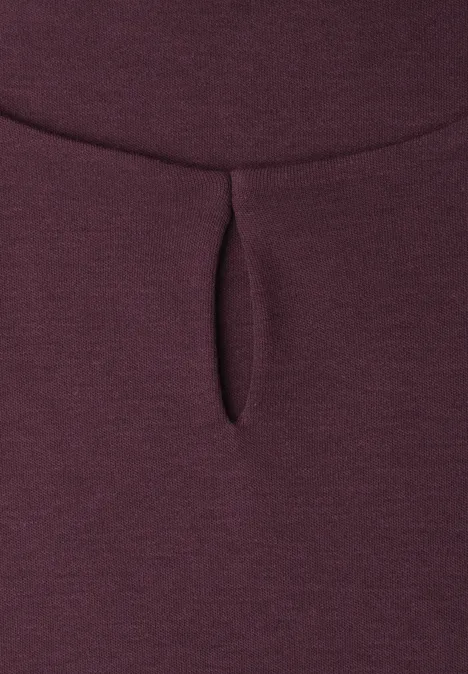 Shirt met afhangende schouders en uitsnijding rustic rouge Close-up van bordeauxrode stof met een kleine verticale split