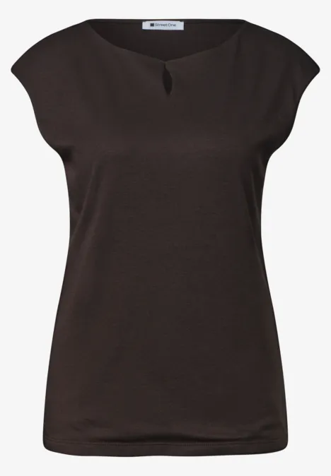 Shirt met afhangende schouders en uitsnijding black coffee Donkerbruin damestopje met korte mouwen en klein split bij de hals