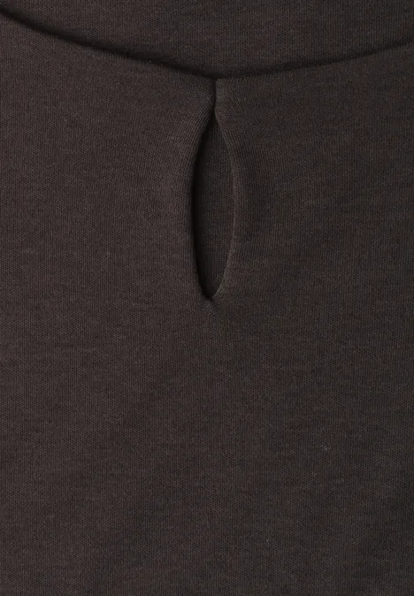 Shirt met afhangende schouders en uitsnijding black coffee Close-up van donker textiel met een smalle verticale opening.