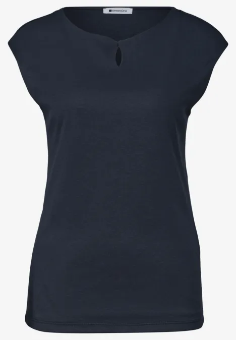 T-shirt sans manches noir, col rond et petit décolleté en V.