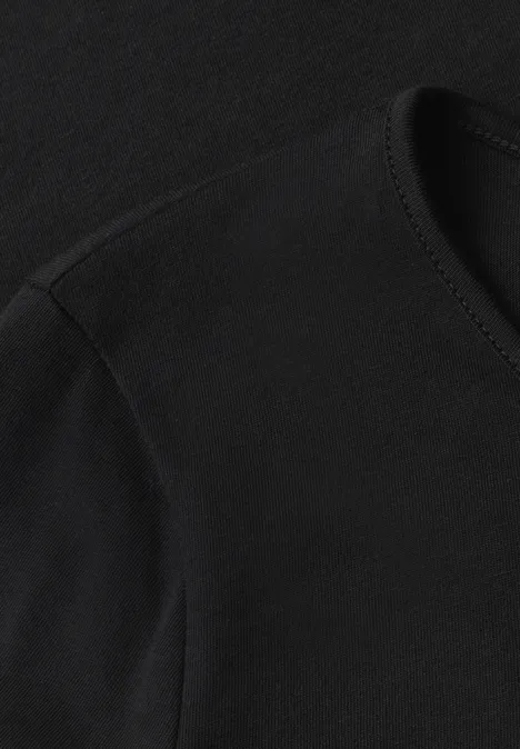 Schwarzes T-Shirt mit Rundhalsausschnitt und sichtbarer Schulternaht.