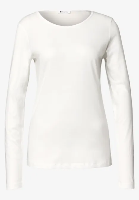 Einfaches, weißes, langärmeliges Damen-Shirt mit rundem Ausschnitt und figurbetontem Schnitt.