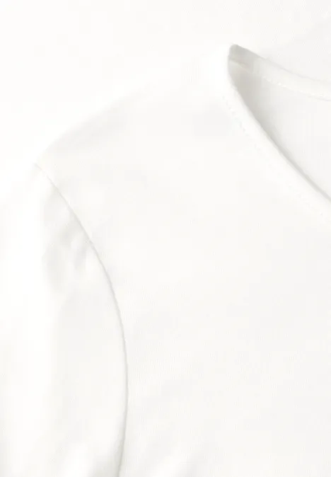 Nahaufnahme eines schlichten weißen V-Ausschnitt-T-Shirts.