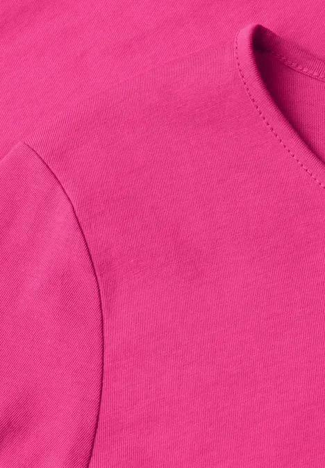 Basic Langarm Shirt in Unifarbe magenta dream Detailaufnahme eines pinken T-Shirts aus weichem Stoff.