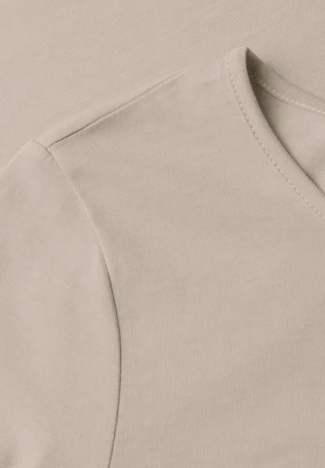 Beige T-Shirt mit Rundhalsausschnitt, kurzärmelig und minimalistischer Optik.