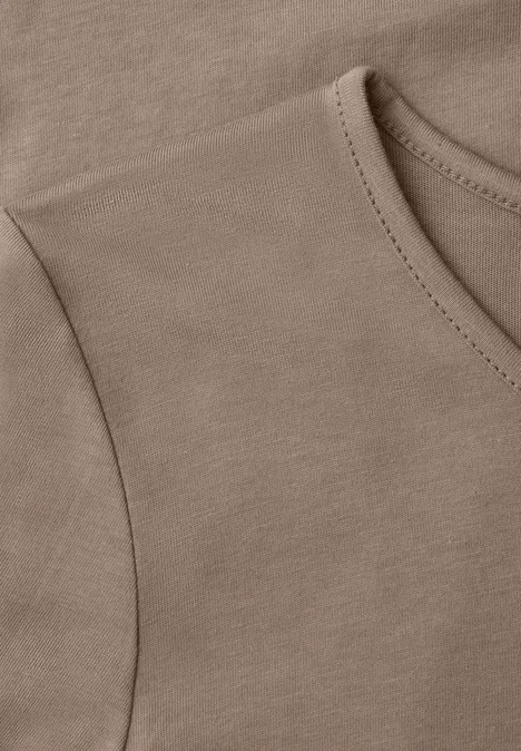 Basic Langarm Shirt in Unifarbe sanded amber Nahaufnahme eines braunen T-Shirts aus weichem Stoff mit sichtbarer Naht an Kragen und Ärmelansatz.