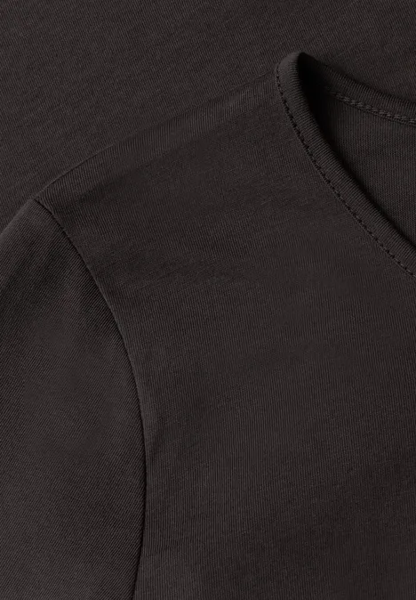 T-shirt basique à manches longues, couleur unie black coffee Gros plan d’un t-shirt noir à col rond avec couture d’épaule