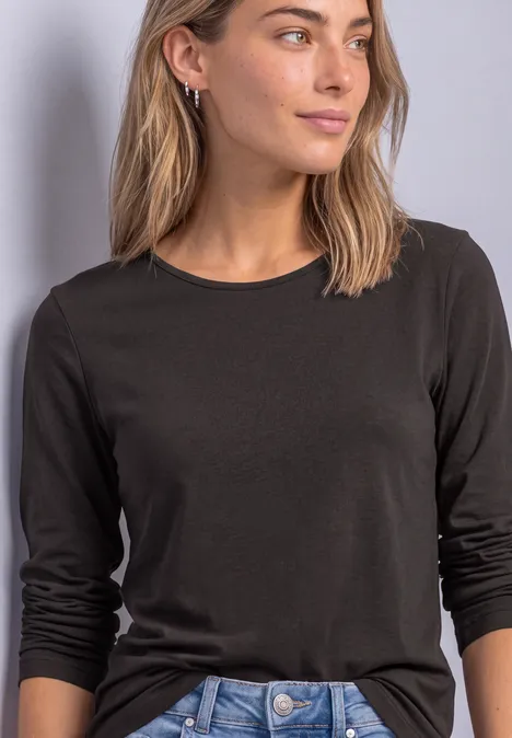 T-shirt basique à manches longues, couleur unie black coffee Une femme porte un t-shirt noir à manches longues sur un fond neutre.