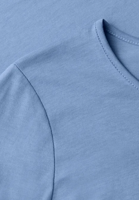 Detailaufnahme eines hellblauen T-Shirts mit Rundhalsausschnitt.
