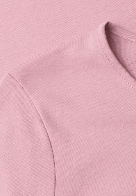 Detailaufnahme eines hellrosa T-Shirts mit Rundhalsausschnitt und Schulternaht.