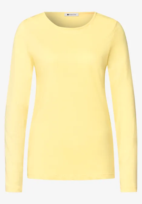 Ein schlichtes, gelbes Langarmshirt mit Rundhalsausschnitt.