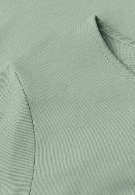 T-shirt basique à manches longues, couleur unie eucalyptus green Gros plan d’un t-shirt vert clair à encolure ronde et manche courte