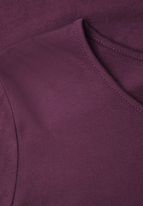 T-shirt basique uni à manches longues berry maroon Nahaufnahme eines violetten T-Shirts am Halsausschnitt.