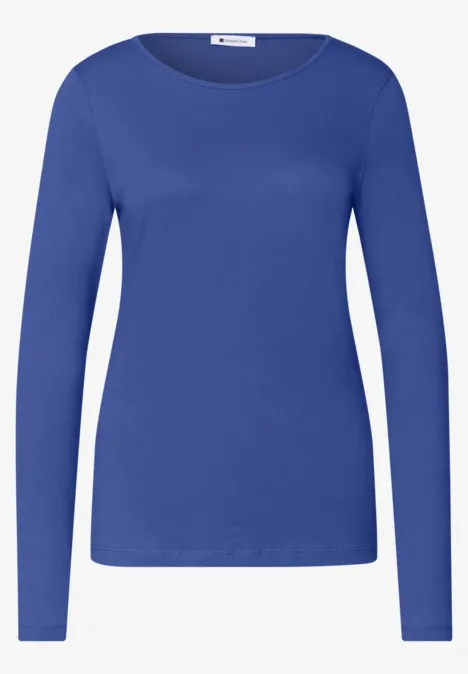 Schlichtes blaues Langarmshirt mit Rundhalsausschnitt.