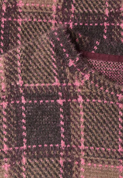 Nahaufnahme eines karierten Stoffes in Braun und Pink mit sichtbarer Textur und Falten.