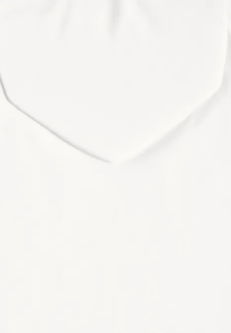 Une enveloppe blanche sur fond blanc.