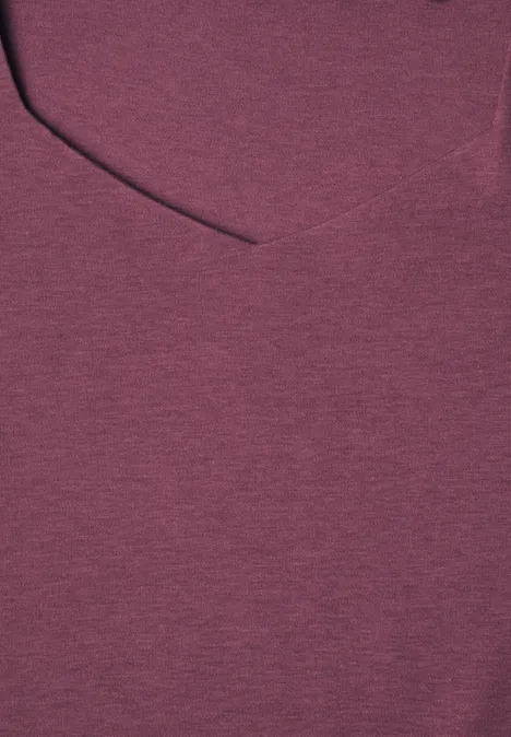 Gros plan sur un tissu bordeaux avec encolure arrondie