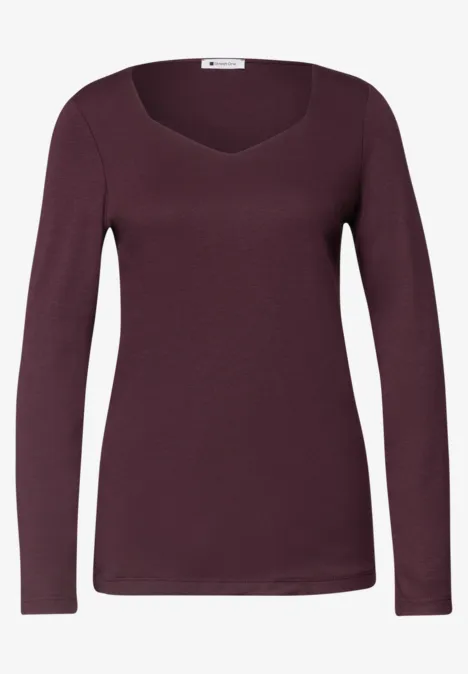 T-shirt femme à manches longues couleur prune foncé avec décolleté en V subtil.