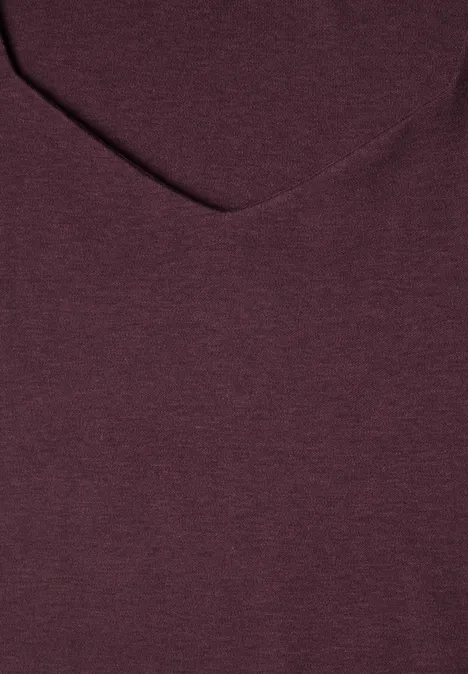 Un t-shirt bordeaux à col en V en tissu doux.