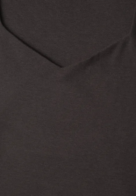 Gros plan sur un T-shirt noir à col en V en tissu doux.