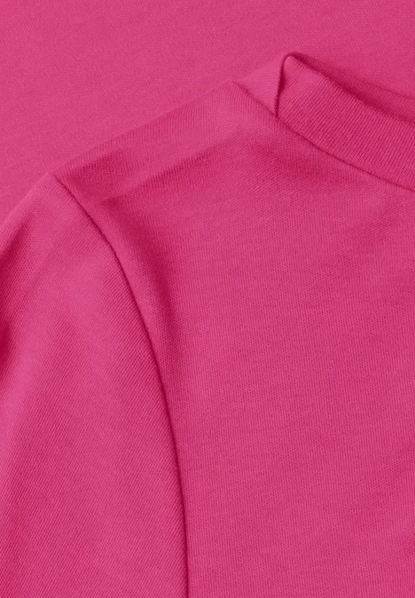 Langarm Shirt mit U-Boot-Ausschnitt magenta dream Nahaufnahme eines pinkfarbenen Kleidungsstücks mit feiner Strickstruktur.