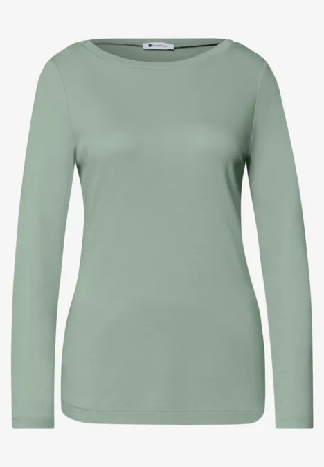 Ein schlichtes, hellgrünes Damen-Langarmshirt mit weitem Rundhalsausschnitt.