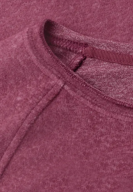Langarm Shirt mit Rundhals und Rollkante dark clouded blush Nahaufnahme eines bordeauxroten Rundhals-Shirts mit sichtbarer Naht und weichem, meliertem Stoff.