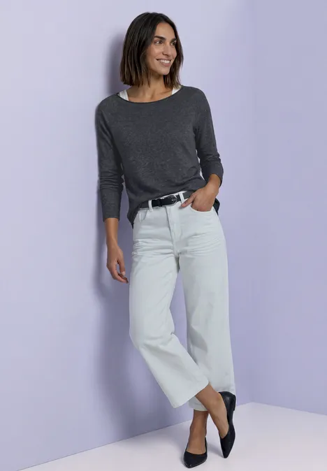 Langarm Shirt mit Rundhals und Rollkante armor grey mel. Eine Frau in grauem Langarmshirt, weißen weiten Hosen und schwarzen Ballerinas vor lila Hintergrund.