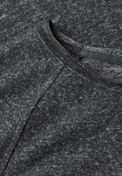 Langarm Shirt mit Rundhals und Rollkante armor grey mel. Nahaufnahme eines dunkelgrauen, melierten Shirts mit Rundhalsausschnitt und sichtbarer Schulternaht.