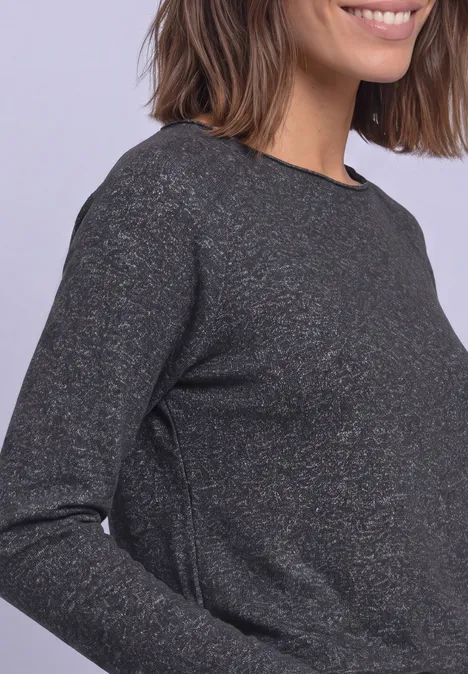 Langarm Shirt mit Rundhals und Rollkante armor grey mel. Close-up einer Person in dunkelgrauem, leicht strukturiertem Langarmshirt.