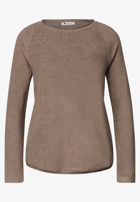 Brauner Pullover mit Rundhalsausschnitt und langen Ärmeln aus weichem Strickmaterial.