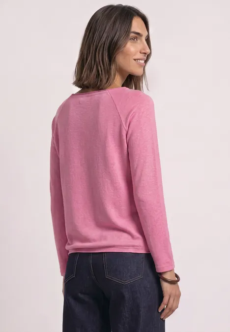 Langarm Shirt mit Rundhals und Rollkante warm blush mel. Eine Frau in rosa Pullover und blauer Jeans schaut über ihre Schulter.