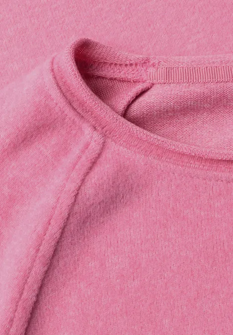 Langarm Shirt mit Rundhals und Rollkante warm blush mel. Nahaufnahme eines rosa Sweatshirt-Kragens mit sichtbaren Nähten.