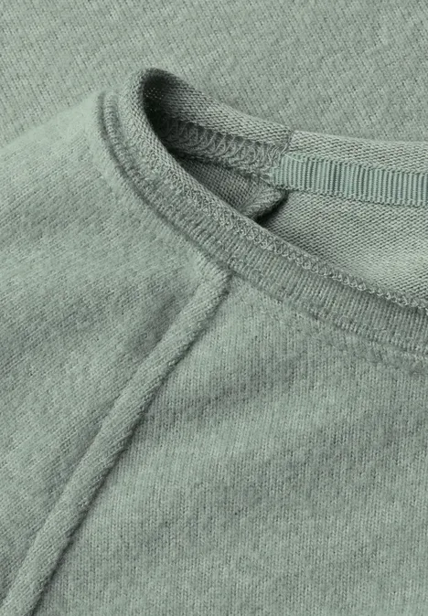 Langarm Shirt mit Rundhals und Rollkante eucalyptus green mel. Nahaufnahme eines mintgrünen Shirts mit Rundhalsausschnitt und sichtbarer Naht.