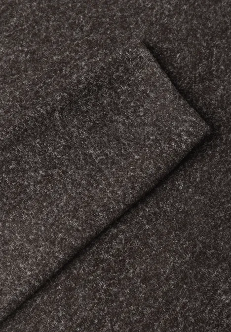 Close-up van een zachte, bruine wollen stof met fijne melering en diagonale plooien.