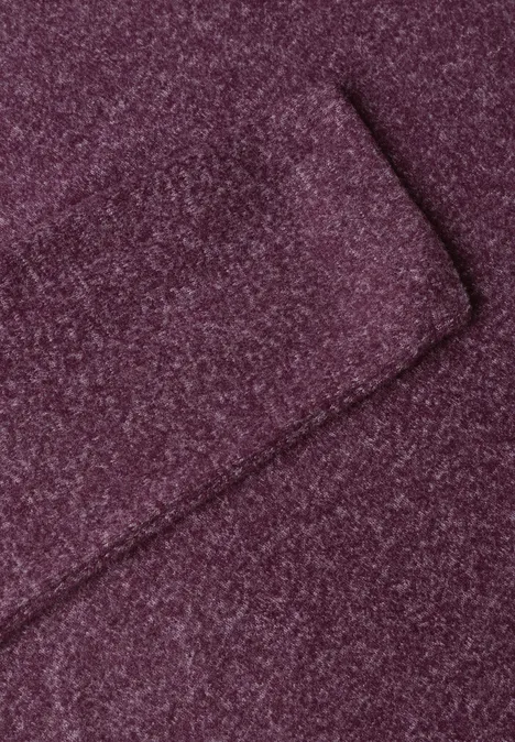 Twee overlappende lagen zacht bordeauxkleurig textiel met fijne structuur