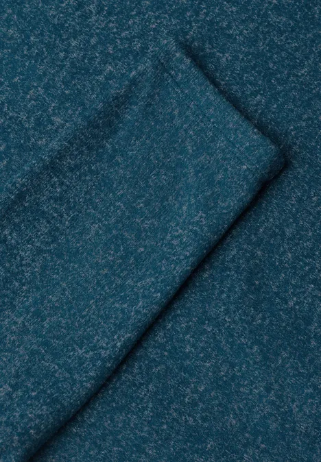 Close-up van een gevouwen, donkerblauw gestructureerd stof met lichte vezels.