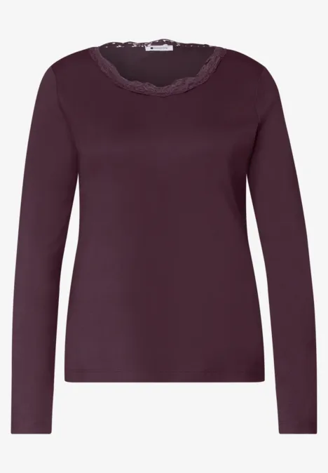 Langarm Shirt mit Rundhals und Spitze rustic rouge Dunkelviolettes Langarmshirt für Damen mit Spitzenbesatz am Rundhalsausschnitt.