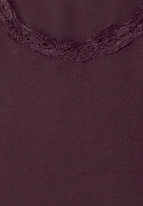 Langarm Shirt mit Rundhals und Spitze rustic rouge Nahaufnahme eines ärmellosen, bordeauxfarbenen Tops mit zarter Spitzenbordüre am Ausschnitt.