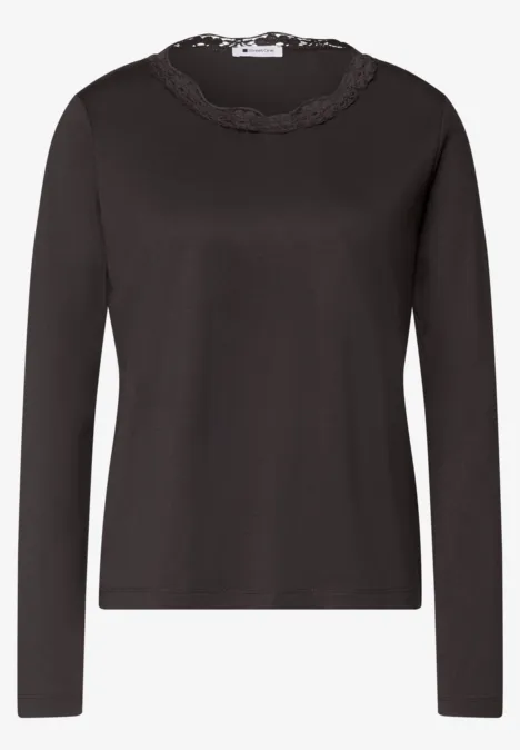 Schwarzes Langarmshirt mit feiner Spitzenverzierung am Rundhalsausschnitt.