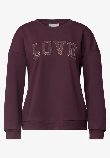 Dunkelroter Damenpullover mit goldfarbenem LOVE-Schriftzug auf der Vorderseite.
