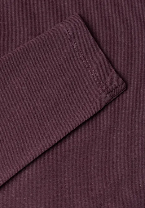 T-shirt à manches longues uni à col roulé rustic rouge Gros plan sur la manche d’un t-shirt en coton bordeaux, mettant en avant la couture et la texture du tissu