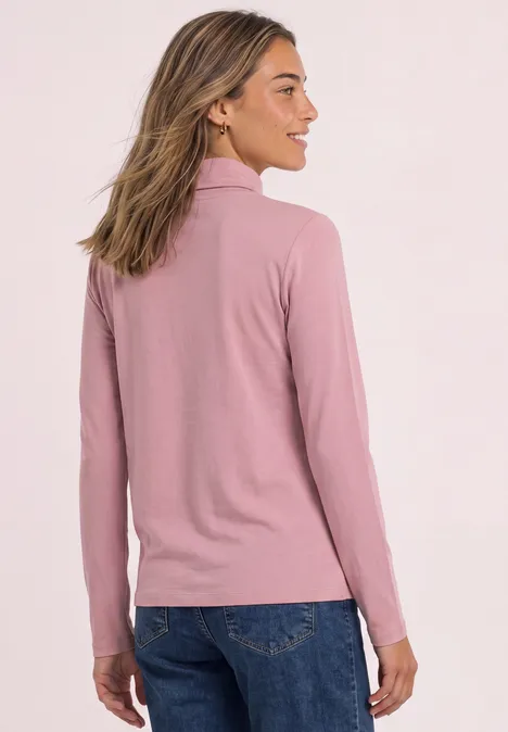 Frau von hinten in rosa Langarm-Top mit Stehkragen vor hellem Hintergrund.
