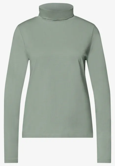Ein schlichter, olivgrüner Rollkragenpullover mit langen Ärmeln und schmalem Schnitt.