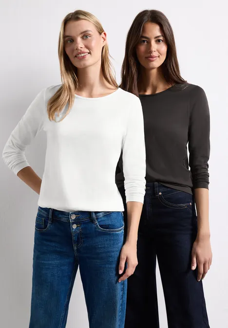 Shirts met lange mouwen en ronde hals, in een set van 2 off white/black coffee Zwei Frauen stehen nebeneinander, tragen Jeans und einfarbige Langarmshirts in Weiß und Schwarz.