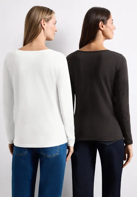 Shirts met lange mouwen en ronde hals, in een set van 2 off white/black coffee Zwei Frauen von hinten in langen Shirts (weiß und dunkel) mit Jeans, vor neutralem Hintergrund.