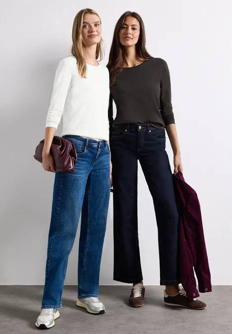 Shirts met lange mouwen en ronde hals, in een set van 2 off white/black coffee Zwei Frauen posieren in lässiger Alltagskleidung: helles Oberteil und Jeans, dunkler Pullover und weite Hosen.