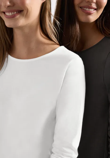 Shirts met lange mouwen en ronde hals, in een set van 2 off white/black coffee Zwei Frauen tragen schlichte Langarmshirts in Weiß und Schwarz.
