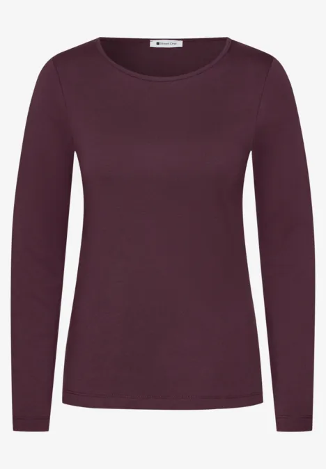 Ein schlichtes, dunkellila Damen-Langarmshirt mit Rundhalsausschnitt.